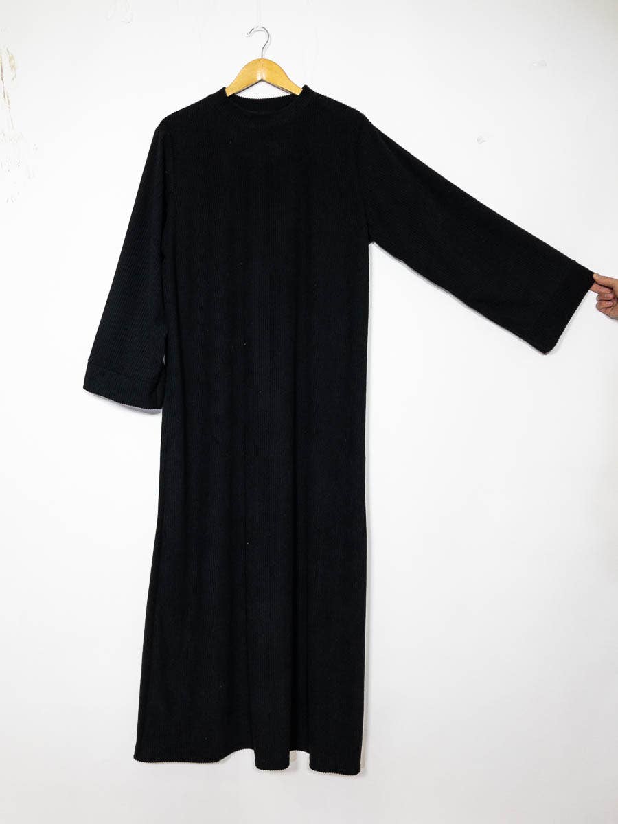 Schwarze gerippte Corduroy-Abaya – Frontansicht am Kleiderbügel
