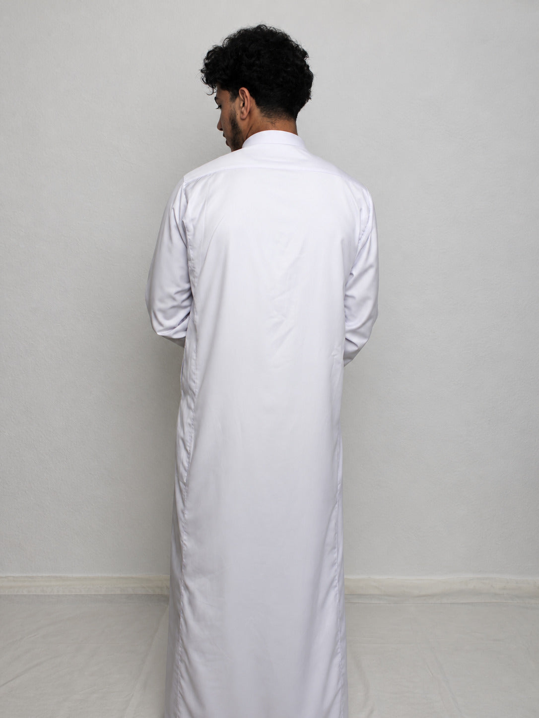 Premium Thobe in Weiß mit Knöpfen