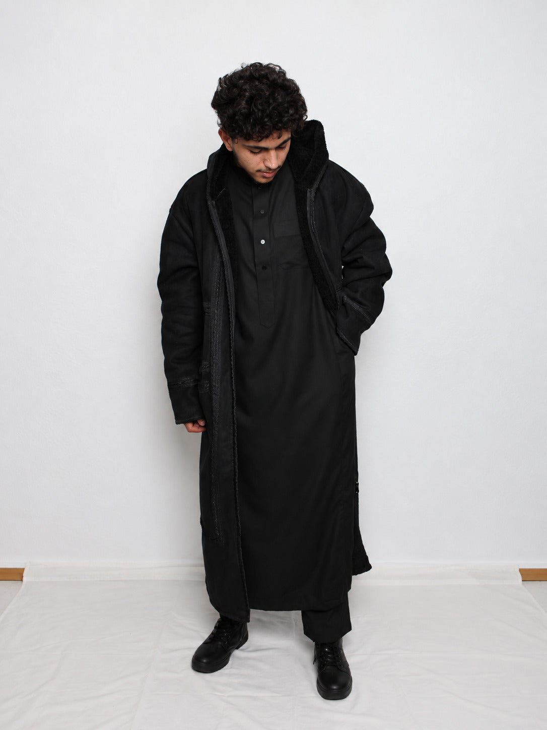 Farwa Mantel in Schwarz