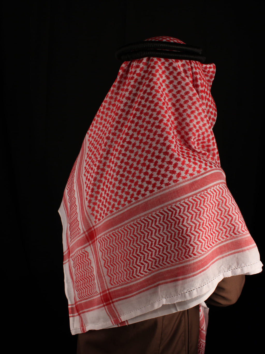 Ghuthra in Rot-Weiß