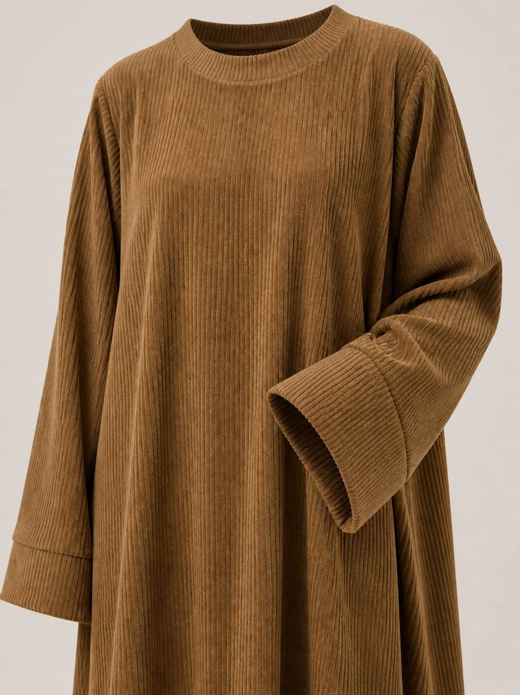 Lange Corduroy-Abaya – schwebende Oberkörper- und Ärmeldetailansicht