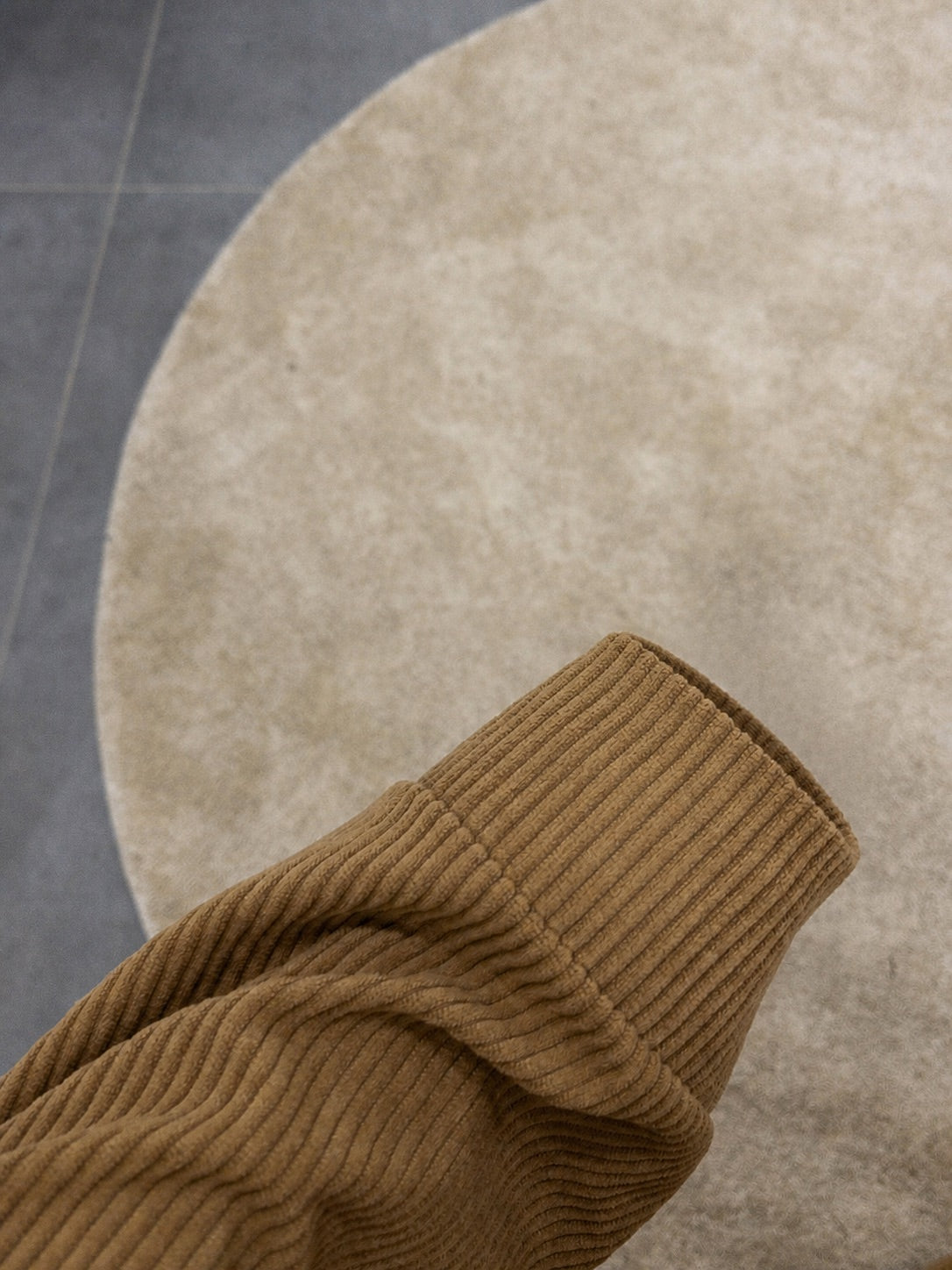 Lange Corduroy-Abaya – leere Ärmeldetailansicht