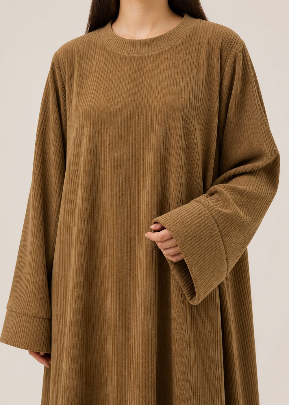 Lange Corduroy-Abaya Ref. 2393B – Detailansicht von Cordstruktur, Ausschnitt und Ärmeln