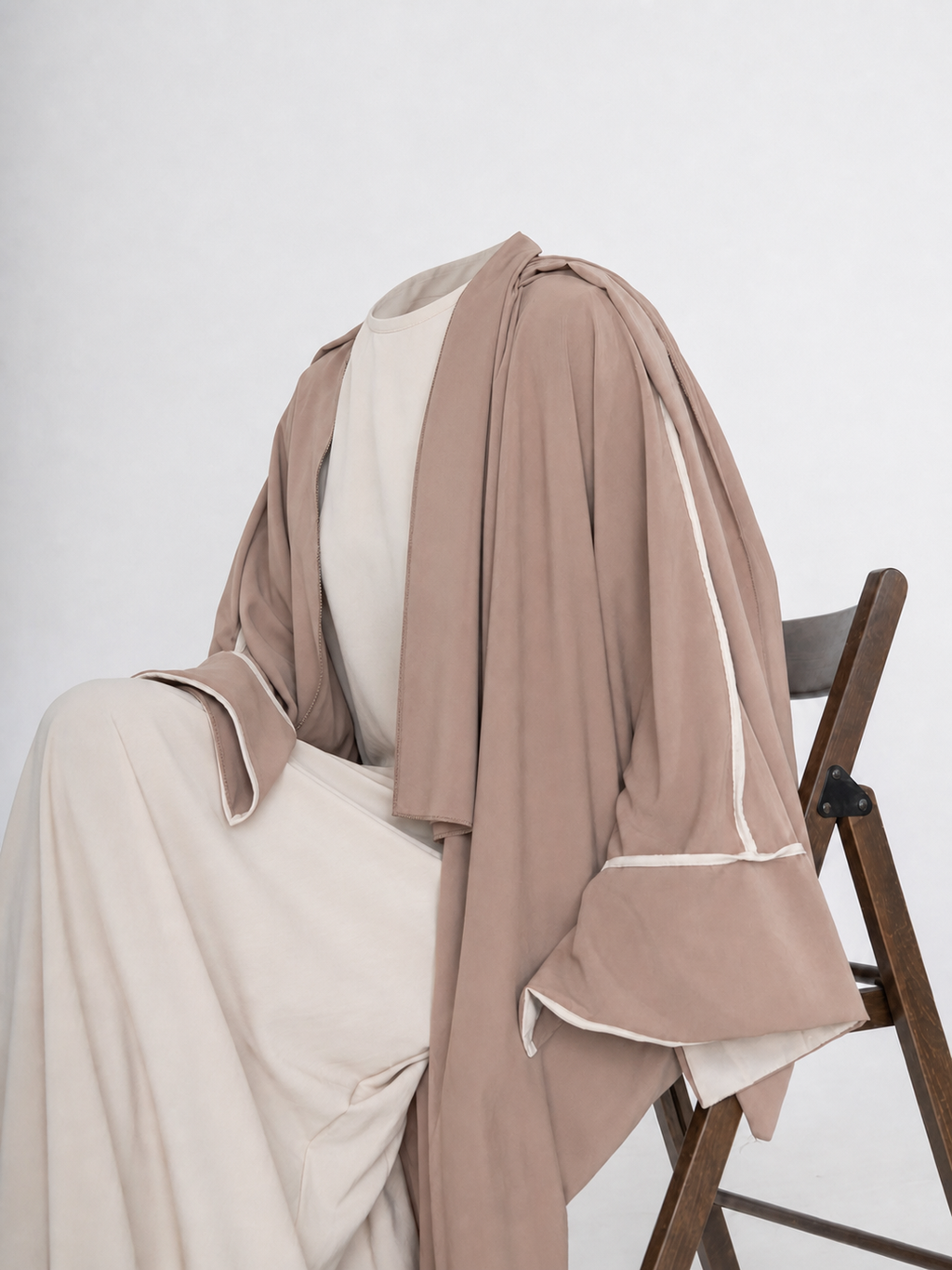 Kimono avec débardeur deux pièces en soie de Médine – vue flottante assise
