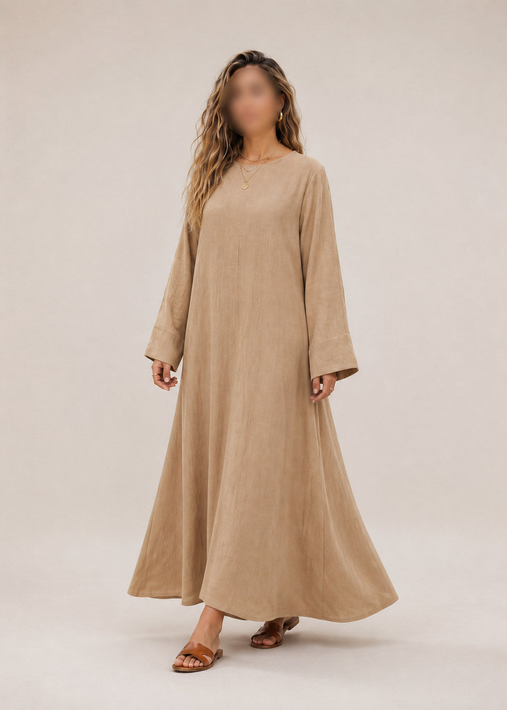 Lange weite Abaya Ref. 2333JAZZ – Dreiviertelansicht in Beige, Gesicht zensiert