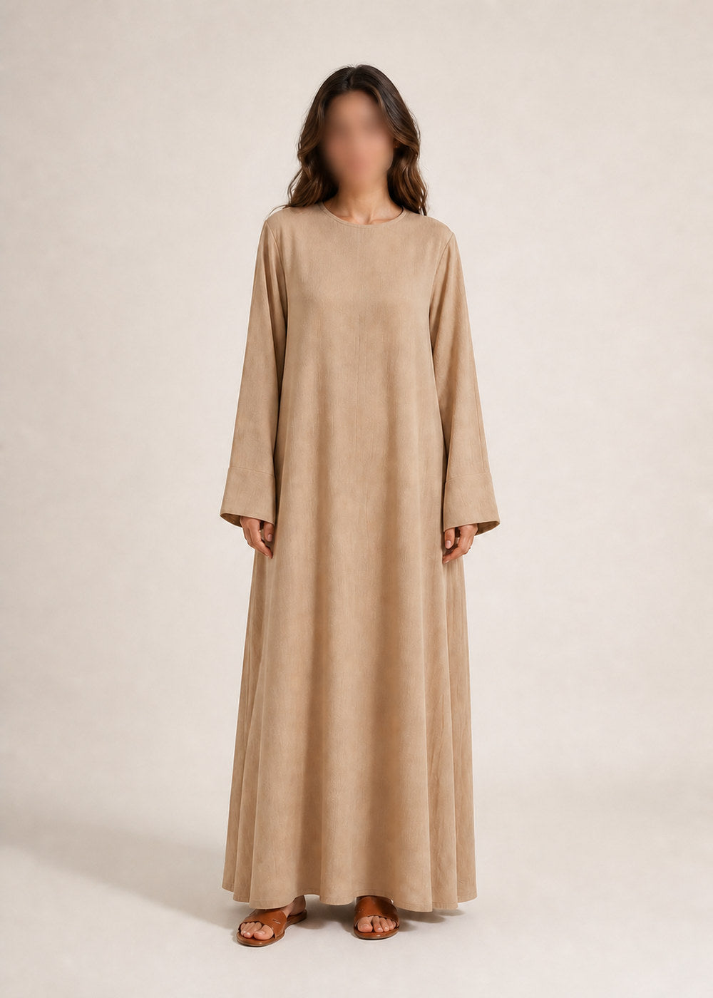 Lange weite Abaya Ref. 2333JAZZ – Frontansicht in Beige, Gesicht zensiert